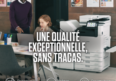 Image d'illustration qui représente une petite fille devant une imprimante